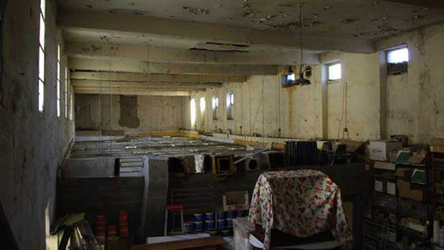 Aménagement d'un théâtre et restaurant dans un bâtiment industriel